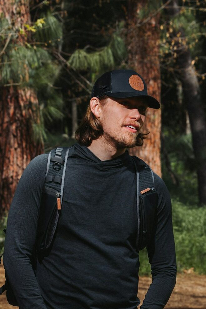 Zdjęcia osadnika w lesie